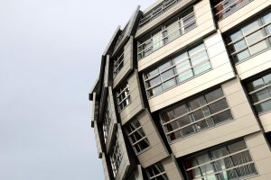 Almere Nieuws en Updates: Moderne skyline van de dynamische stad Almere met groene ruimtes en architectuur