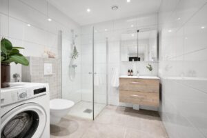 Hotbath materialen showcase met minimalistische kranen, douchekoppen en luxe afwerkingen in mat zwart en messing voor moderne